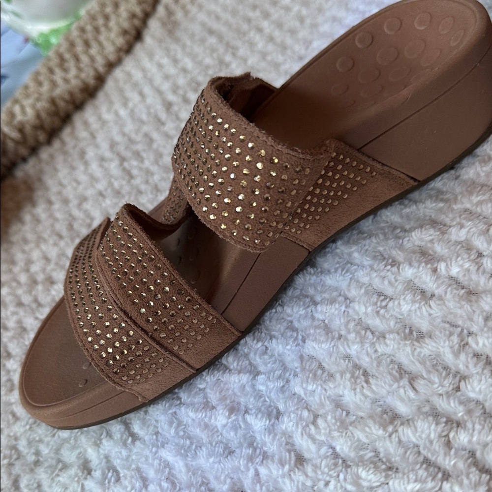 Vionic Tan Sandals With Adjustable Strap. - image 3